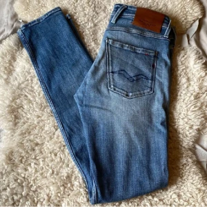 Replay anbass jeans - Säljer nu ett par feta replay anbass jeans🤩 sitter bra och passar perfekt nu till våren🍁har man några frågor så är det bara att höra av sig!