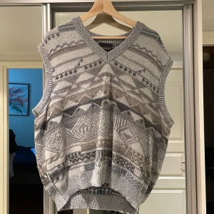 Vintage Knittwear Väst - Vintage väst i ok skick. Inga smuttsfläckar men ett litet håll på framsidan. Storlek M