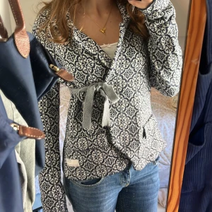 Vintage odd Molly kofta💕 - En så söt  oddmolly kofta som man knyter💕 Den har jättefint mönster och är i så bra kvalité🍂Perfekt nu till hösten💖Jag skulle säga att den är en M i storleken då den är lite stor på mig som vanligtvis är en S💞Den är i jättebra skick🍂