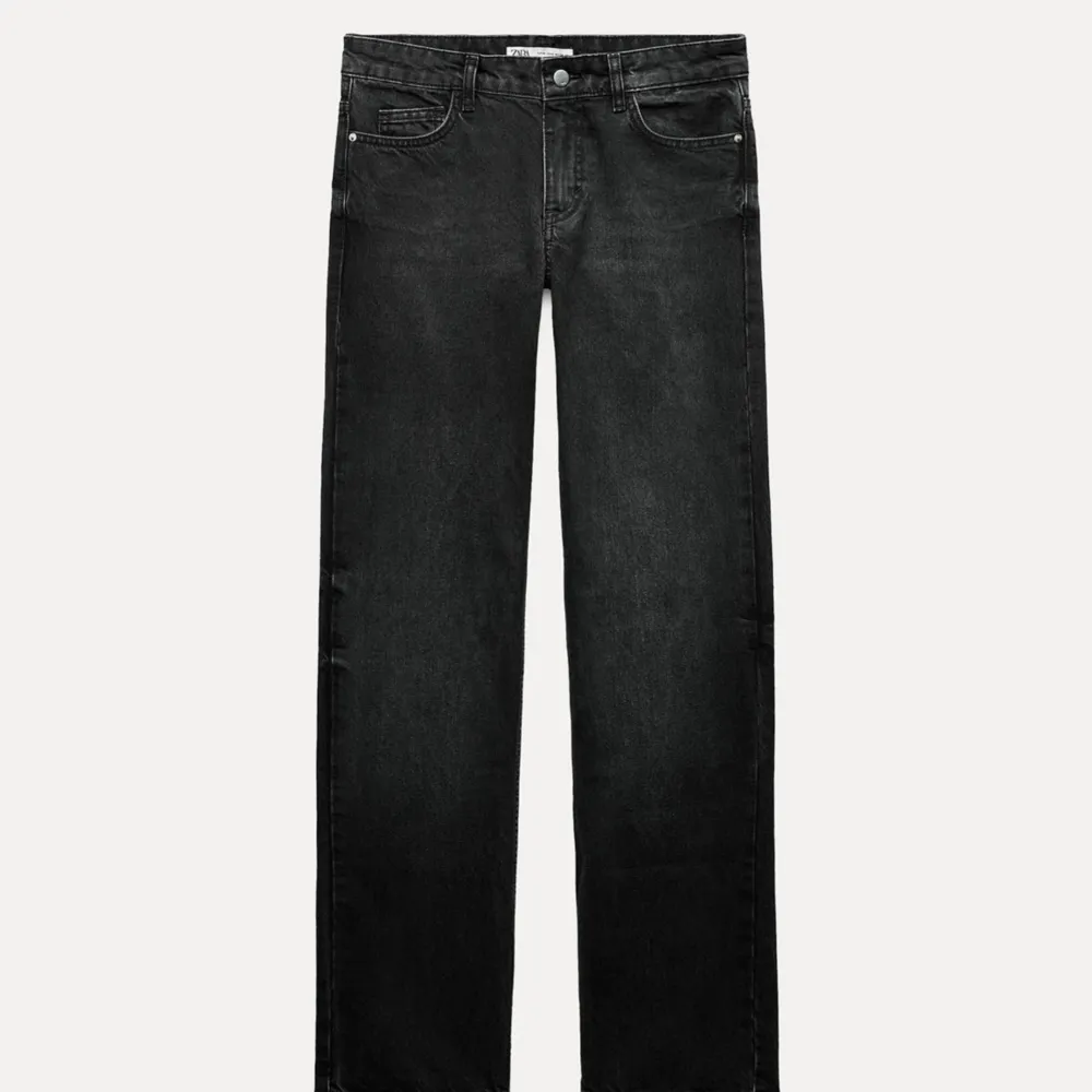 Svarta straight jeans från Zara helt nya. Alla lappar kvar. Ord pris: 400kr Storlek: 38/M. Jeans & Byxor.