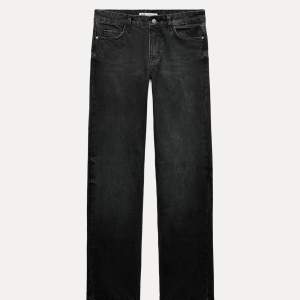 Svarta straight jeans från Zara helt nya. Alla lappar kvar. Ord pris: 400kr Storlek: 38/M