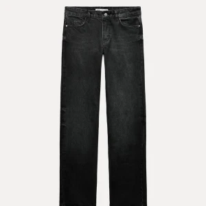 Straight jeans från Zara - Svarta straight jeans från Zara helt nya. Alla lappar kvar. Ord pris: 400kr Storlek: 38/M