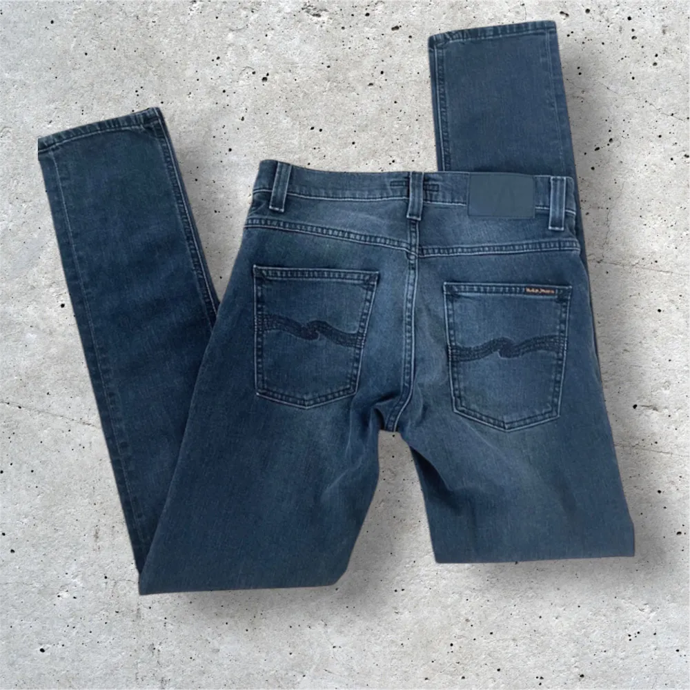 Mycket lite använda Nudie Grim Trim jeans i grå/blå nyans W29 L32. Jeans & Byxor.