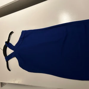 Blå klänning - Helt oanvänd blå klänning från New Look