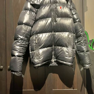 Ralph lauren - Jacka i small passar mellan 175-185,går att spänna vid höfterna,litet hål syns inte,köpte den runt 4 oktober 2023. Har kvitto 🧾  Kom  dm för mer frågor och bilder 🍾✌️