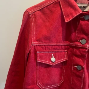 Röd denim jacka - Fin röd jeansjacka från Weekday i bra skick stl S! Nästintill oanvänd!✨ 