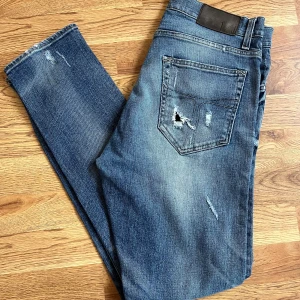 Jeans, Tiger of Sweden, Pistolero 30/32 - Jeans från Tiger of Sweden, modell Pistolero, storlek 30/32. Jeansen är i mycket fint skick, knappt använda.  99% bomull, 1% elastan.   Mått: Midja ca 38 cm Benlängd yttre ca 103 cm Benlängd inre ca 77 cm