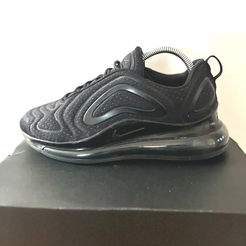 Nike air max 720 storlek 41 dem är i bra skick 8.5/10. Skor.