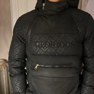 Glorious Jacka - Glorious Jacka, använd 2-3 gånger och säljs då den inte kommer till användning. inga skador eller defekter. som ny. 