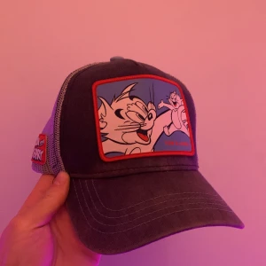 Capslab keps - Blå Keps med tryck av Tom and Jerry från märket capslab Nypris 349kr