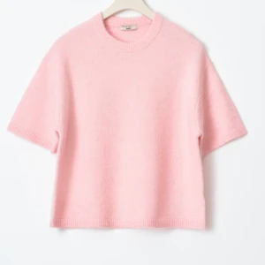 Gina Tricot stickad topp - Säljer min stickad topp i rosa från Gina, i storlek S, den är helt slutsålt på ginas hemsida💗skitsnygg men kommer inte till användning, tryck gärna på köp nu💕