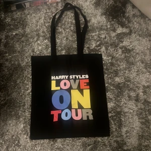 Väska  - 2 styckat tygpåsar! Harry styles tygpåse bra skick  Liam Payne tygpåse lite repig Säljer bara tillsammans 