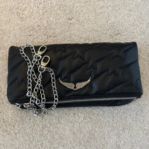 Zadig & Voltaire väska - En jättefin Zadig & Voltaire väska. Dustbag och kedjor i två längder medföljer. Litet hål på insidan av det stora facket men inget man ser på utsidan. Kedjan har blivit lite trög därav priset. Priset kan diskuteras!❣️