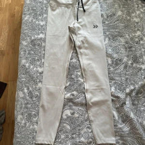 Beiga träningsbyxor  - Superfina träningsbyxor som är beige vita ifrån lager 157 i storlek S. Aldrig använda då jag fick de i present och dom ej passade. Lappen var av så jag kunde ej lämna tillbaks. Skriv om du har frågor eller om du är intresserad!! 🌸