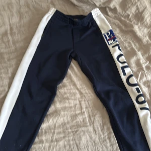 Polo mjukisbyxor - Fina äkta mjukisbyxor från ralp lauren. Säljer pga att de är lite för korta för mig. Är ganska tjockt tyg så passar bra nu på hösten/vintern. Skulle säga att de är lite stora i storleken i och med att jag har xs o de är lite korta men annars bra💗