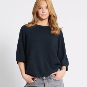 Stickad tröja - Säljer denna trendiga stickade tröja med kortare ärmar! Använd 2-3 gånger! Skriv gärna för fler bilder🩷😊