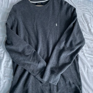 Ralph lauren tröja  - En snygg Ralph lauren tröja i storleken XL men passar L✅knappt  använd (nypris 2000 mitt pris 499🔥👍🏼 priset går att diskuteras✅