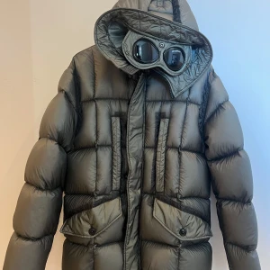 Cp company jacka - En cp company puffer jacket i storlek 48. Den är endast använd ett fåtal och är i nyskick