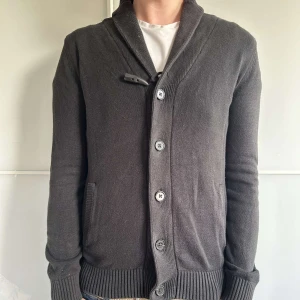 Kofta - Svart/grå kofta storlek M skick 8/10, nypris 700, priset är ej hugget i sten 