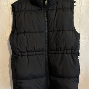 Varm o fin väst från Weekday - Använd två gånger "nästan som ny". Strl XS, men kan passa bra i S. Priset kan vi diskutera 