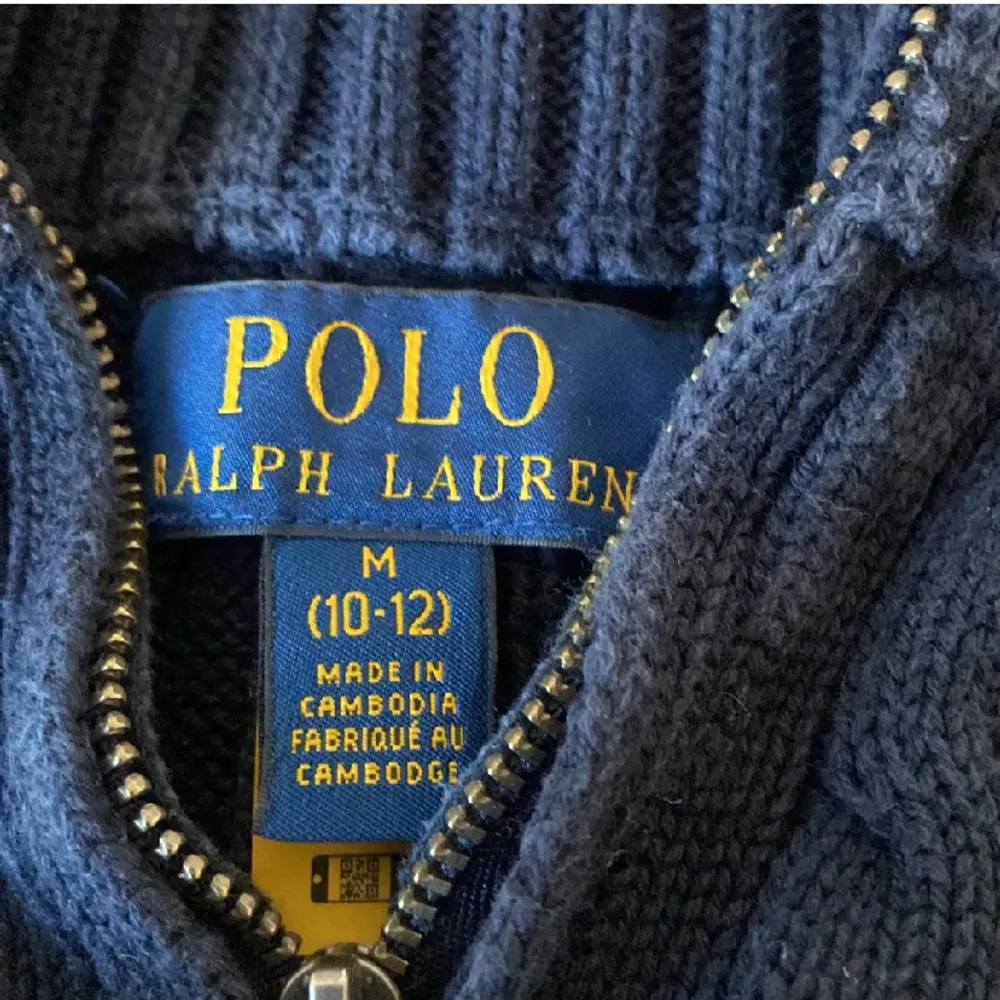 Ett stickad halvzip polo tröja som är mycket fin och skön. Den är i färgen marinblå och är barn storlek 10-12 år. Hoodies.