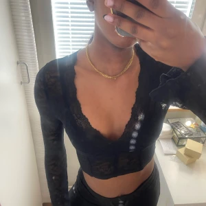 Spets topp - Svart spets topp i storlek xs. Köpt utomlands därav inget varumärke!