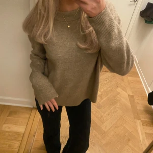 Stickad tröja  - Superfin stickad tröja💗Lite nopprig men det går lätt bort med en noppmaskin eller en rakhyvel. 