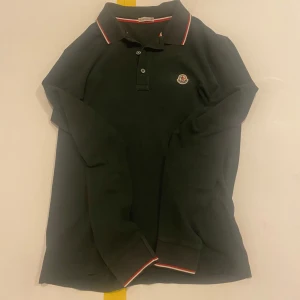 Moncler piké - Tja! Nu är det dags att lansera MAXOWILLS första plagg! Det är en grön Moncler piké som är långärmad. Riktigt sjysst nu till hösten. Kom gärna med frågor! Kvittot fins även!