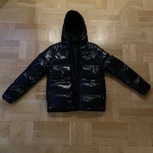 Siksilk jacka - Tjena! Säljer min siksilk jacka eftersom den är för liten. Den är använd bara ett fåtal gånger så den är i nyskick. Jackan är riktigt varm och perfekt till vintern. Jag är 187 cm, hör av dig vid minsta fundering.