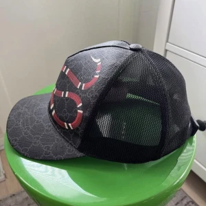 Gucci keps - Tjena, säljer min gucci keps, box finns till den. Skick 10/10  Hör av er vid intresse 