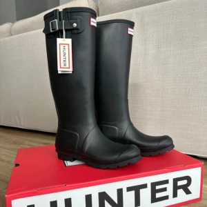 Hunter Wellington boots storlek 39 - Helt oanvända svarta Hunter Wellington boots i storlek 39. Nypris 1600kr