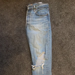 Levis 501 jeans  - Ett par Levis 501 jeans med hål vid högra knät. Riktigt stiliga och unika 