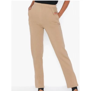 NELLY Straight slit beige mjukisbyxor - Beigefärgade mjukisbyxor med slit  Helt oanvänd Storlek L (upplever den lite stor i storleken. Lite för lång för mig som är 163 och nästan highwaisted på mig) Orginalpris: 349kr Mitt pris : 190kr 