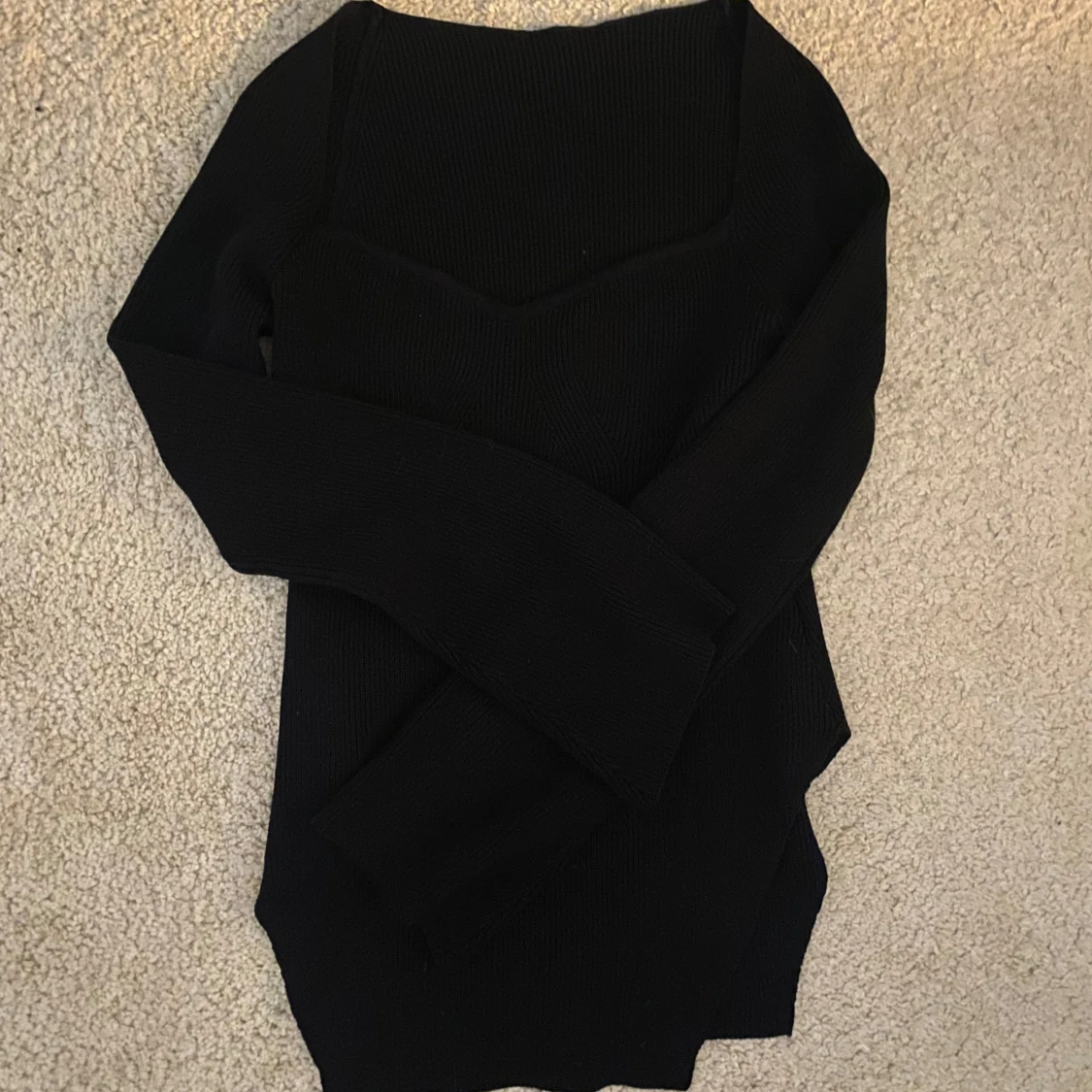 Svart stickad med utsvängda armar - 90