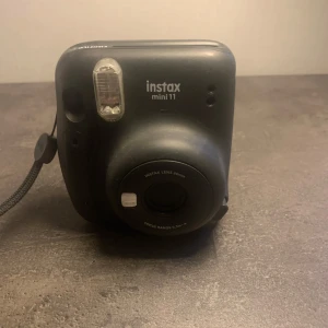 Instax mini 11 polaroidkamera  - Super bra polaroidkamera köpt för några år sen för ca 700kr och funkar fortfarande lika bra för den är sparsamt använd. Blir väldigt fina bilder.