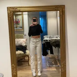 Jag säljer dessa fina beige jeans då dom inte kommer till användning längre💕Jeansen är raka i benen och har inga defekter. Jag är 161cm. Skriv till mig vid frågor eller fler bilder på jeansen.