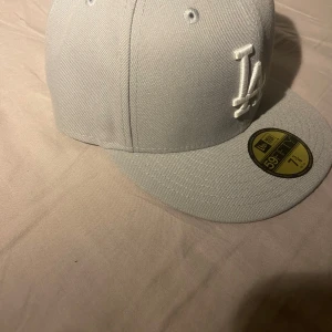 LA Fitted cap  - Säljer min keps i storleken 58,7 cm då den var för står för mig. Helt oanvänd!