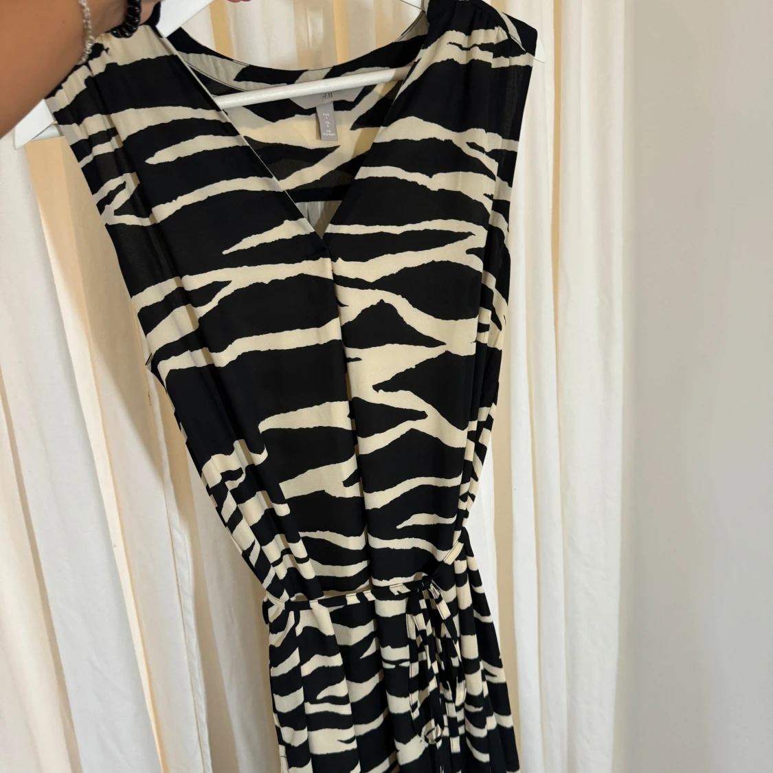 Zebramönstrad klänning med knytband - 91