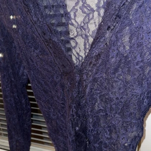 Spets topp från Nelly  - Marin blå spets topp från Nelly original pris 399 men säljs för 200