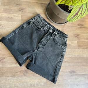 Snygga svarta jeansshorts från Lee Cooper i storlek dam M. De har en klassisk femficksdesign och är perfekt för sommardagar. Shortsen har en uppvikt kant och en bekväm passform. Perfekta för en avslappnad stil eller en dag på stan!