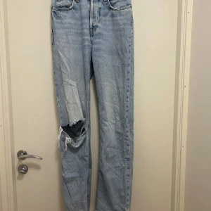Mid waist byxor med hål - Mid waist jeans med hål på knät, använda men inte tillräckligt då de är för korta!
