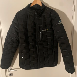 Varm Jacka  - Tjena säljer denna jackan perfekt nu till Höst/Vinter. Nypris 1200, Skick 10/10 aldrig använd. Hör av er vid funderingar 😃🙌