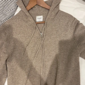 John Henric Kashmir hoodie - Jätte snygg beige Kashmir hoodie från John Henric i storlek Medium! 100% Kashmir. Använd en månad kanske 7-8 gånger. Nypris 2500. Hör gärna av er! 😄