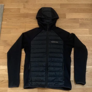 Peak Performance cardigan - Säljer denna cardigan i mycket gott skick eftersom jag har växt ur den. 