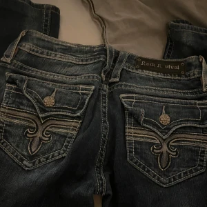Rock revival jeans! - Köpta från Benimdenim , har aldrig använt  Dom är utsvängda i strl w30 men passar mig som är S