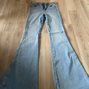 Dr denim jeans  - Använda men i bra skick, nypris är 700kr, storlek M/32 men passar mig som har xs/s i jeans, säljer då de inte kommer till användning längre, tveka inte på att höra av dig. ÖPPEN FÖR PRIS FÖRSLAG!