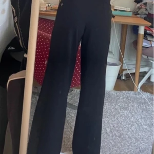 Gina Tricot trousers - Gorgeous to wear, comfortable and fit well with any type of shoes (boots, sneakers, etc). I’m XS and S and these pants fit well. I’m 165 cm.