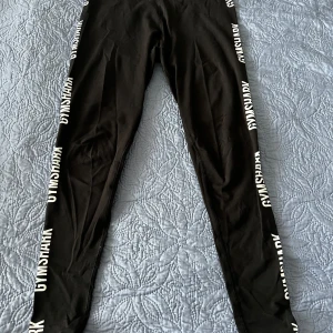 Gymshark tajts - Gymshark leggings använt 2 gånger. Klippt pappret där back för den störde mig men den är i storlek S. Använder inte den längre