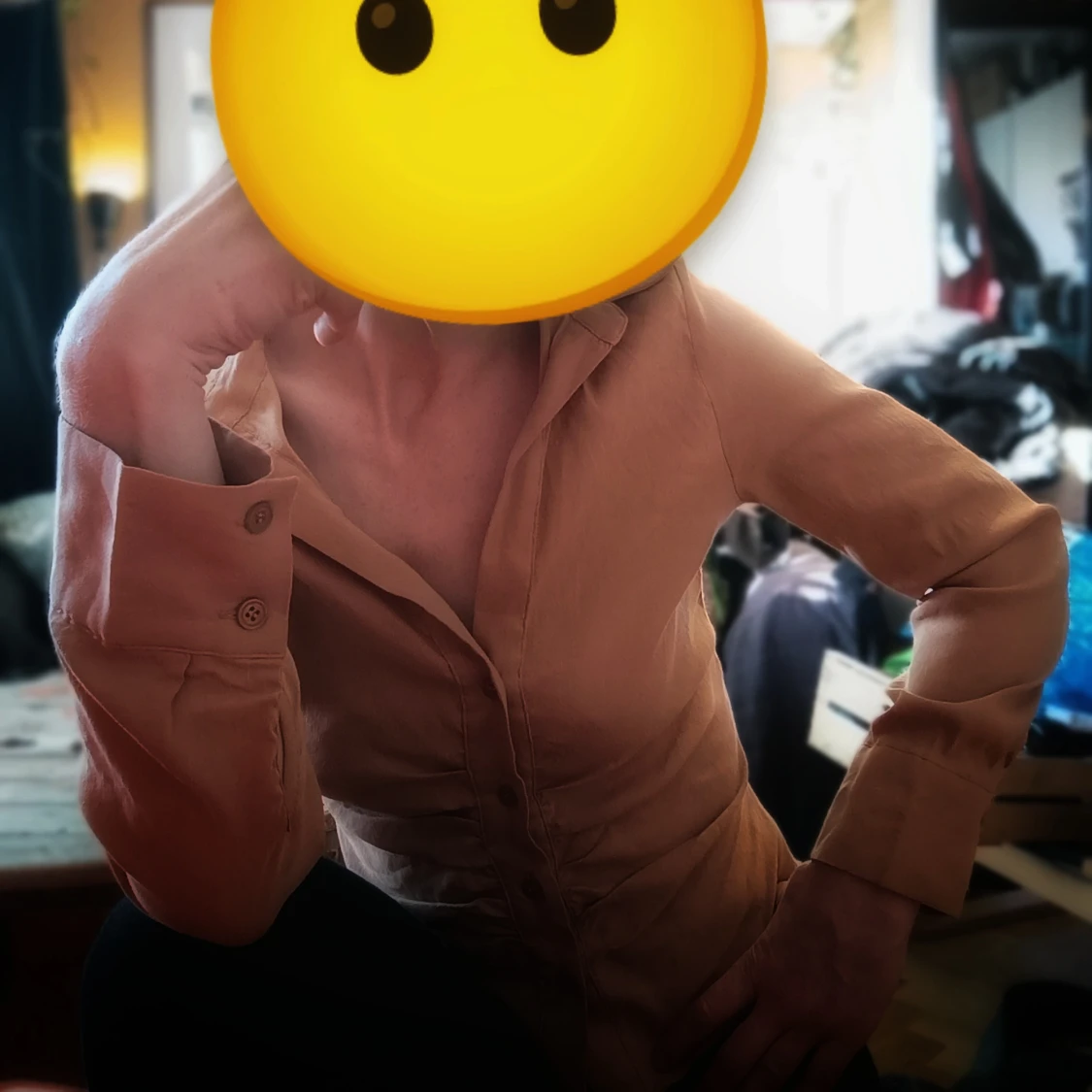 Stilren skjorta med veckade detaljer  - 3