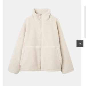 teddyjacka från åhléns - säljer en helt ny teddyjacka med prislappen kvar, den är från Åhléns och är just nu slutsåld i alla storlekar💕💕